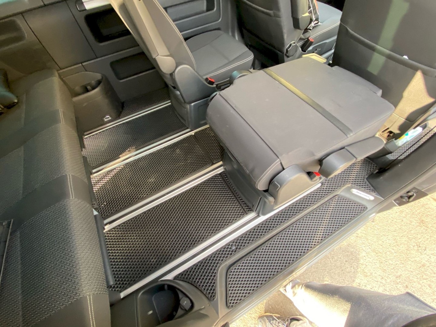 EVA автоковрики для Volkswagen T6 Multivan (7 мест) короткая база (для авто с ворсовым напольным покрытием) — 6S4nxHFZMqw resized