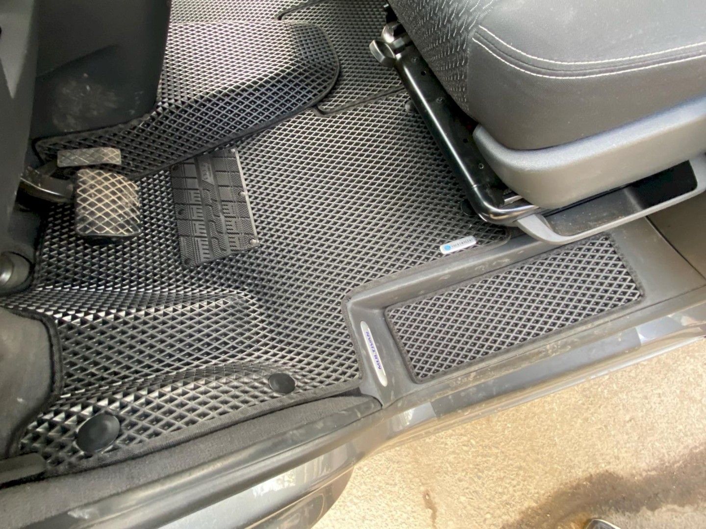 EVA автоковрики для Volkswagen T6 Multivan (7 мест) короткая база (для авто с ворсовым напольным покрытием) — AP5Y1waKOPY resized